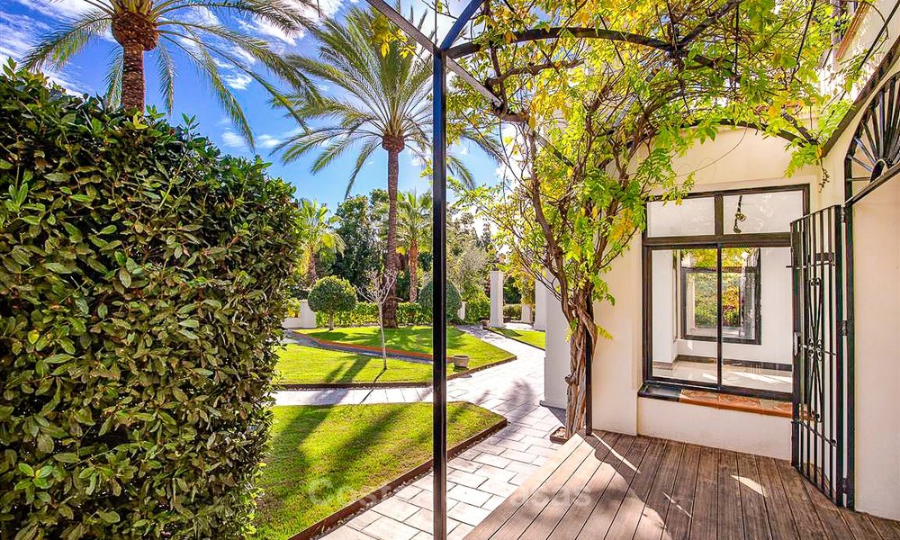 Vorstelijke villa in mediterrane stijl te koop in een prestigieuze woonwijk aan het strand, Guadalmina Baja, Marbella 9971