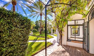 Vorstelijke villa in mediterrane stijl te koop in een prestigieuze woonwijk aan het strand, Guadalmina Baja, Marbella 9971 