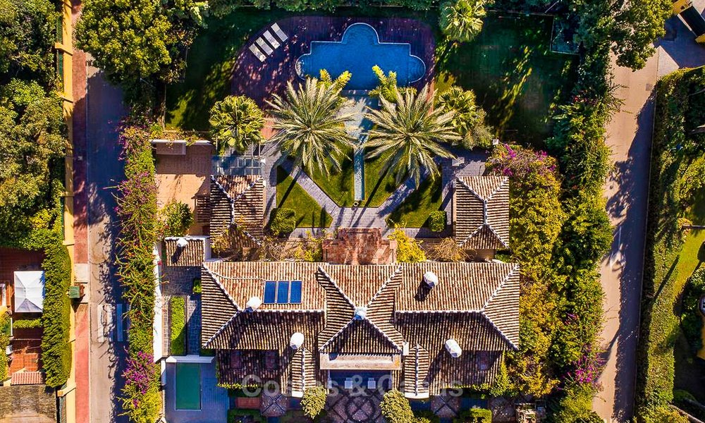 Vorstelijke villa in mediterrane stijl te koop in een prestigieuze woonwijk aan het strand, Guadalmina Baja, Marbella 9993