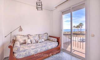Ruime half-vrijstaande villa met prachtig zeezicht te koop, in een prestigieus strandcomplex - Oost Marbella 10047 