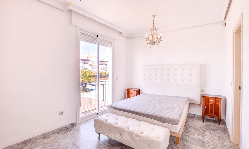 Ruime half-vrijstaande villa met prachtig zeezicht te koop, in een prestigieus strandcomplex - Oost Marbella 10049