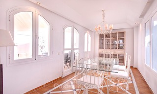 Ruime half-vrijstaande villa met prachtig zeezicht te koop, in een prestigieus strandcomplex - Oost Marbella 10051 