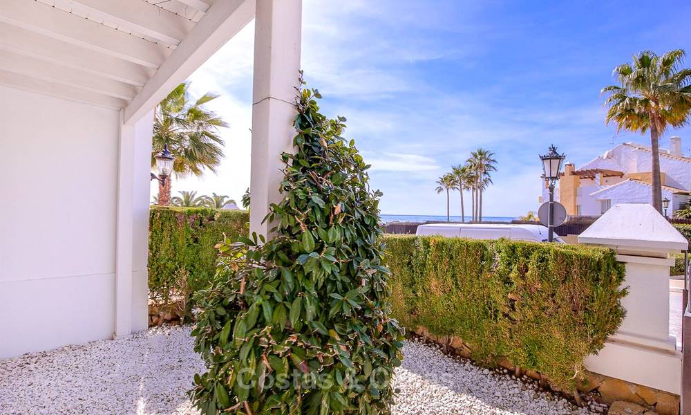 Ruime half-vrijstaande villa met prachtig zeezicht te koop, in een prestigieus strandcomplex - Oost Marbella 10052