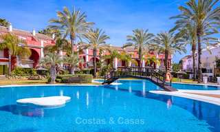 Ruime half-vrijstaande villa met prachtig zeezicht te koop, in een prestigieus strandcomplex - Oost Marbella 10055 