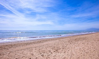 Ruime half-vrijstaande villa met prachtig zeezicht te koop, in een prestigieus strandcomplex - Oost Marbella 10058 