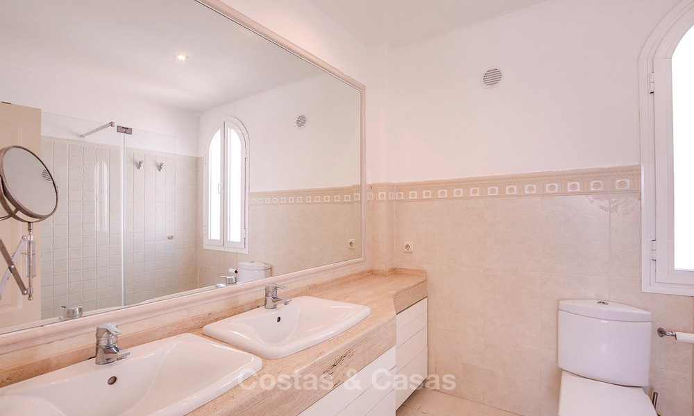 Ruime half-vrijstaande villa met prachtig zeezicht te koop, in een prestigieus strandcomplex - Oost Marbella 10060