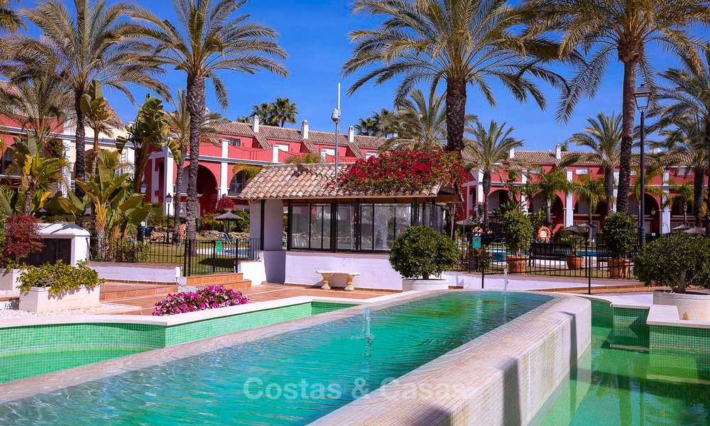 Ruime half-vrijstaande villa met prachtig zeezicht te koop, in een prestigieus strandcomplex - Oost Marbella 10062