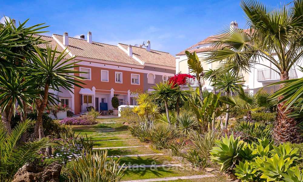 Ruime half-vrijstaande villa met prachtig zeezicht te koop, in een prestigieus strandcomplex - Oost Marbella 10064