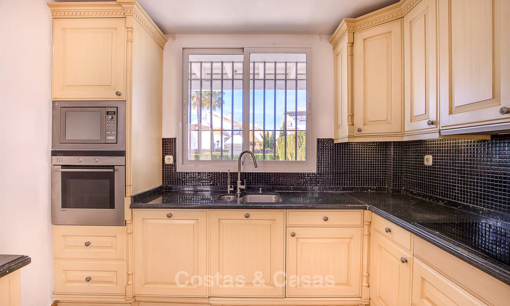 Ruime half-vrijstaande villa met prachtig zeezicht te koop, in een prestigieus strandcomplex - Oost Marbella 10066
