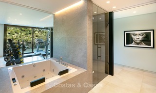 Oogstrelende, volledig gerenoveerde luxe villa met adembenemend zeezicht te koop in El Madroñal, Benahavis - Marbella 10086 