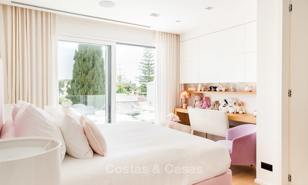 Buitengewone, volledig gerenoveerde strandvilla te koop op de prestigieuze Golden Mile, Marbella 10127