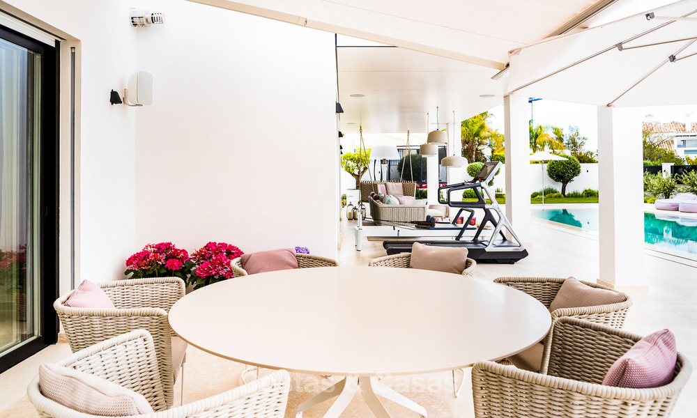 Buitengewone, volledig gerenoveerde strandvilla te koop op de prestigieuze Golden Mile, Marbella 10144