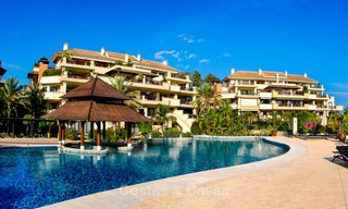 Spectaculair eerstelijnstrand duplex appartement te koop, in een exclusief complex, Puerto Banus, Marbella 10227 