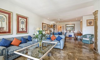 Charmant, zeer ruim duplex appartement te koop, eerstelijnstrand en jachthaven van Cabopino, Oost Marbella 10228 