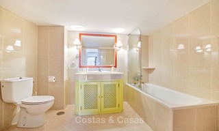 Charmant, zeer ruim duplex appartement te koop, eerstelijnstrand en jachthaven van Cabopino, Oost Marbella 10240 