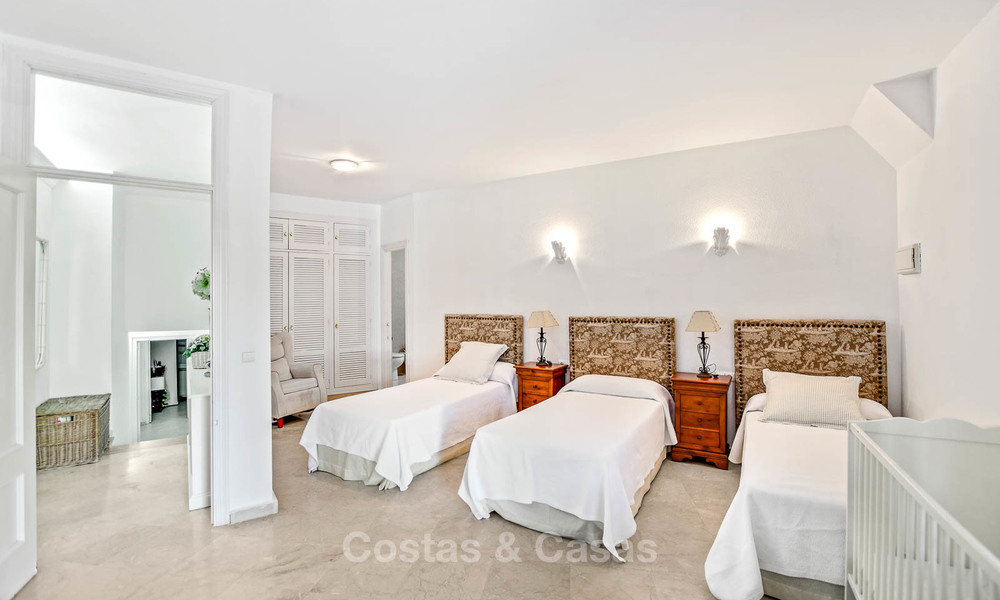 Charmant, zeer ruim duplex appartement te koop, eerstelijnstrand en jachthaven van Cabopino, Oost Marbella 10243