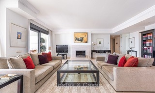 Indrukwekkend en luxueus modern penthouse appartement met panoramisch zeezicht te koop, Marbella East 10283 