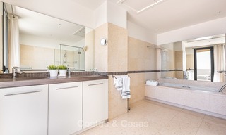 Indrukwekkend en luxueus modern penthouse appartement met panoramisch zeezicht te koop, Marbella East 10296 