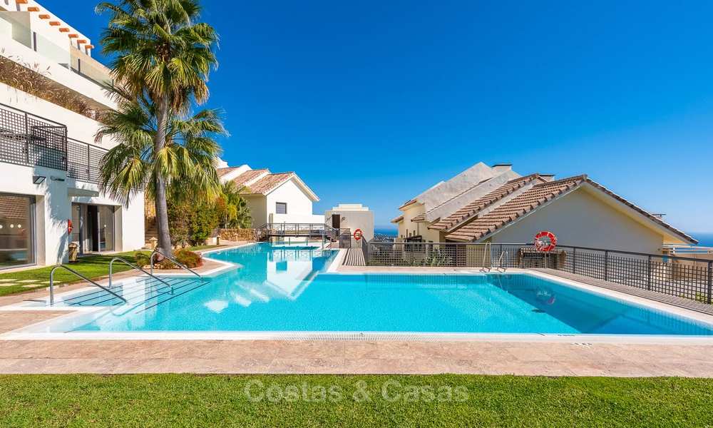 Indrukwekkend en luxueus modern penthouse appartement met panoramisch zeezicht te koop, Marbella East 10300