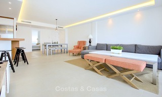 Recentelijk gerenoveerd, modern appartement te koop, met zeezicht en op loopafstand van het strand en voorzieningen, Nueva Andalucía, Marbella 10309 