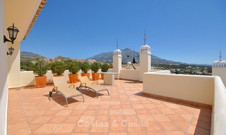 Spectaculair penthouse appartement met panoramisch zicht over de bergen, vallei en zee te koop, Nueva Andalucía, Marbella 10341 