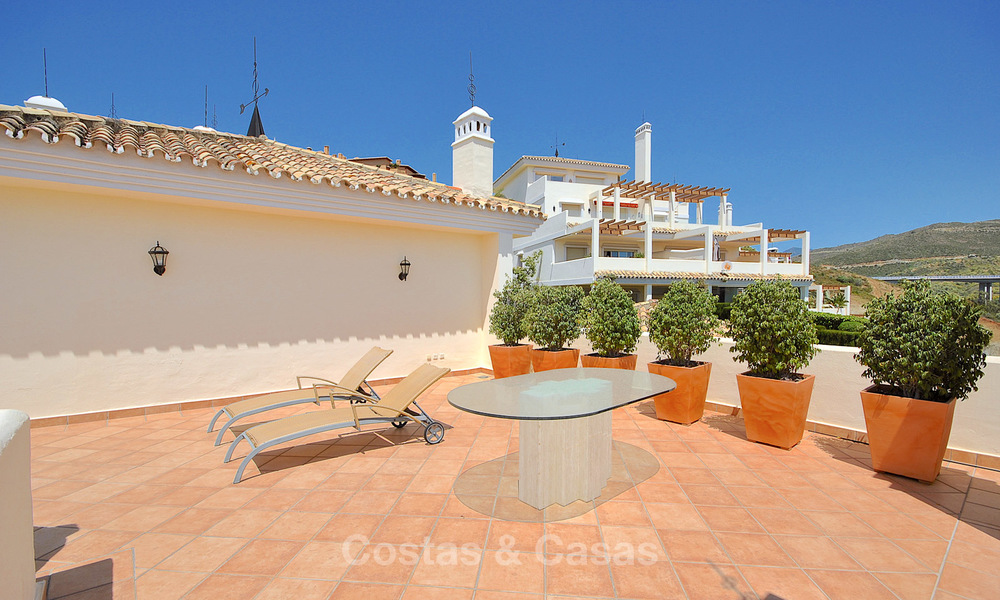 Spectaculair penthouse appartement met panoramisch zicht over de bergen, vallei en zee te koop, Nueva Andalucía, Marbella 10343