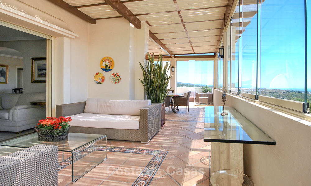 Spectaculair penthouse appartement met panoramisch zicht over de bergen, vallei en zee te koop, Nueva Andalucía, Marbella 10360