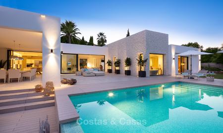 Imposante moderne eigentijdse luxe villa te koop in de Golf Vallei van Nueva Andalucia, Marbella 10451
