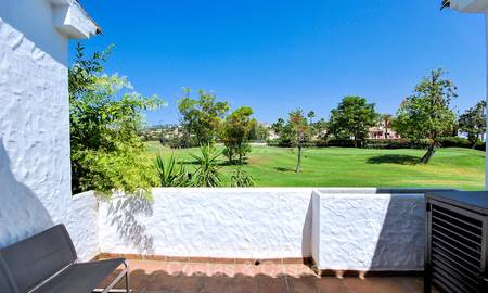 Gezellige, volledig gerenoveerde eerstelijn golf rijhuis te koop in Nueva Andalucia's golf vallei, Marbella 10472