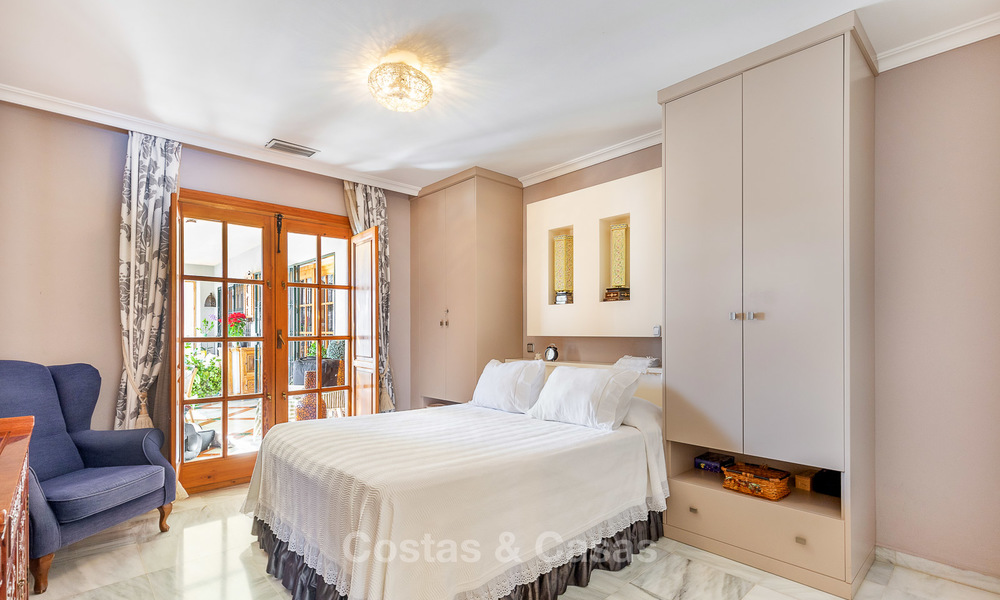 Te koop: Villa in Andalusische stijl in een luxe golf urbanisatie, op loopafstand van voorzieningen - Golf Valley, Nueva Andalucía, Marbella 10480