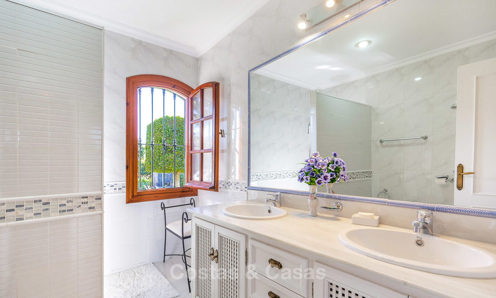 Te koop: Villa in Andalusische stijl in een luxe golf urbanisatie, op loopafstand van voorzieningen - Golf Valley, Nueva Andalucía, Marbella 10482
