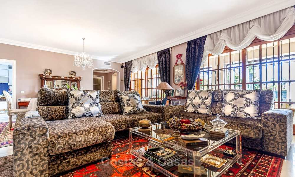 Te koop: Villa in Andalusische stijl in een luxe golf urbanisatie, op loopafstand van voorzieningen - Golf Valley, Nueva Andalucía, Marbella 10500