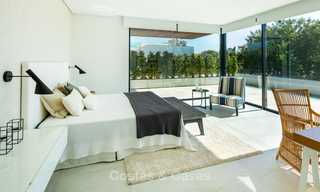 Oogstrelende nieuwbouwvilla in hedendaagse stijl te koop, aan het strand en instapklaar, Marbella - Oost-Estepona 10518 