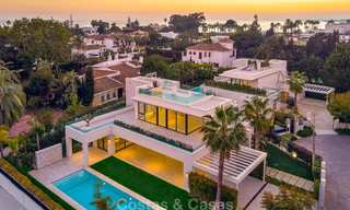 Oogstrelende nieuwbouwvilla in hedendaagse stijl te koop, aan het strand en instapklaar, Marbella - Oost-Estepona 10520 