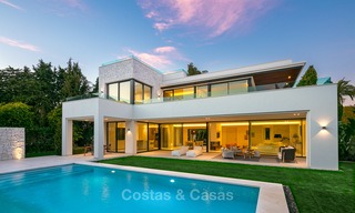 Oogstrelende nieuwbouwvilla in hedendaagse stijl te koop, aan het strand en instapklaar, Marbella - Oost-Estepona 10524 