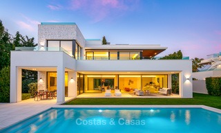 Oogstrelende nieuwbouwvilla in hedendaagse stijl te koop, aan het strand en instapklaar, Marbella - Oost-Estepona 10525 