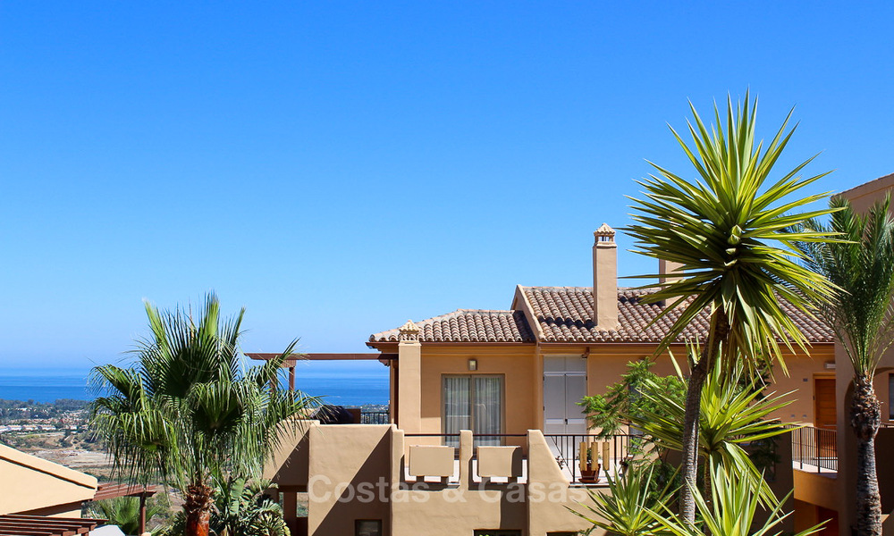 Luxueus hoek penthouse appartement met adembenemend panoramisch uitzicht op zee, golf en bergen te koop, Benahavis, Marbella 10553