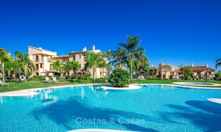Luxueus hoek penthouse appartement met adembenemend panoramisch uitzicht op zee, golf en bergen te koop, Benahavis, Marbella 10555 
