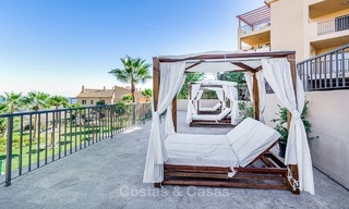 Luxueus hoek penthouse appartement met adembenemend panoramisch uitzicht op zee, golf en bergen te koop, Benahavis, Marbella 10559 