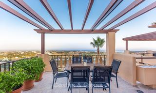 Luxueus hoek penthouse appartement met adembenemend panoramisch uitzicht op zee, golf en bergen te koop, Benahavis, Marbella 10565 