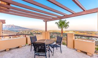 Luxueus hoek penthouse appartement met adembenemend panoramisch uitzicht op zee, golf en bergen te koop, Benahavis, Marbella 10574 
