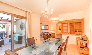 Luxueus hoek penthouse appartement met adembenemend panoramisch uitzicht op zee, golf en bergen te koop, Benahavis, Marbella 10583 