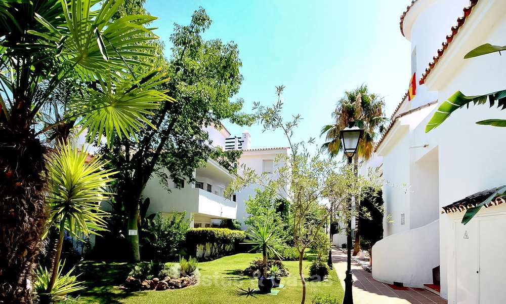 Gunstig gelegen gerenoveerd appartement te koop, op loopafstand van Puerto Banus en het strand - Nueva Andalucia, Marbella 10602