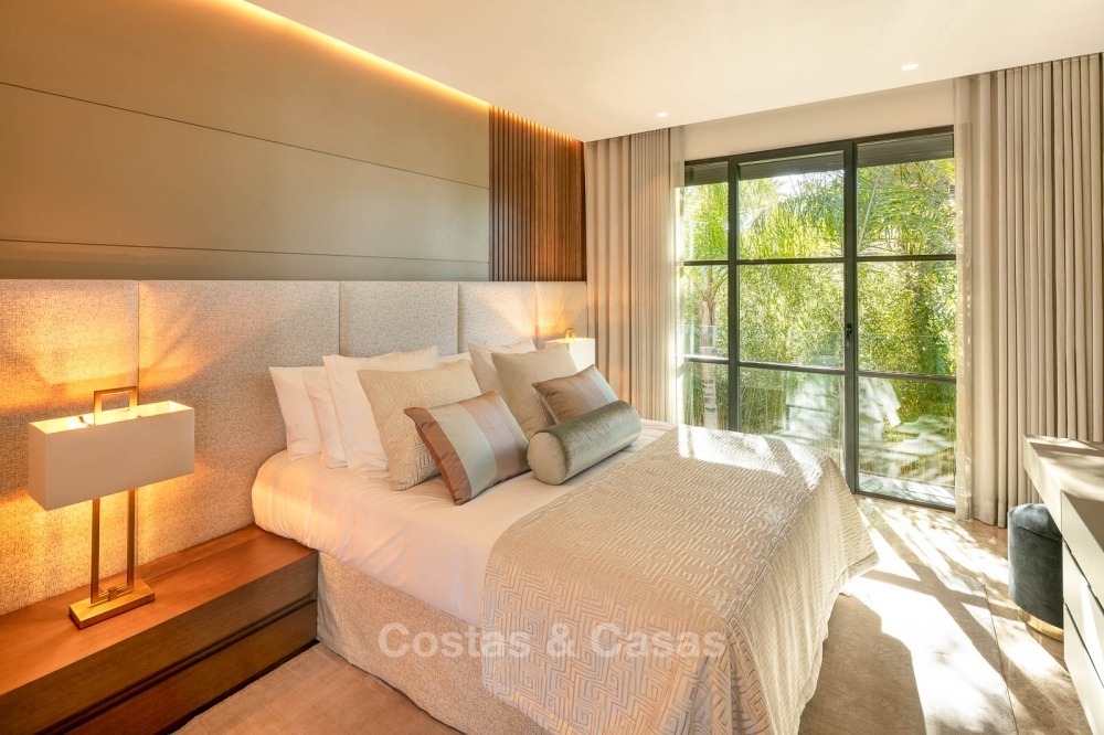 Spectaculaire, eigentijdse luxe villa te koop, eerstelijn golf in Las Brisas, Nueva Andalucia, Marbella 10621