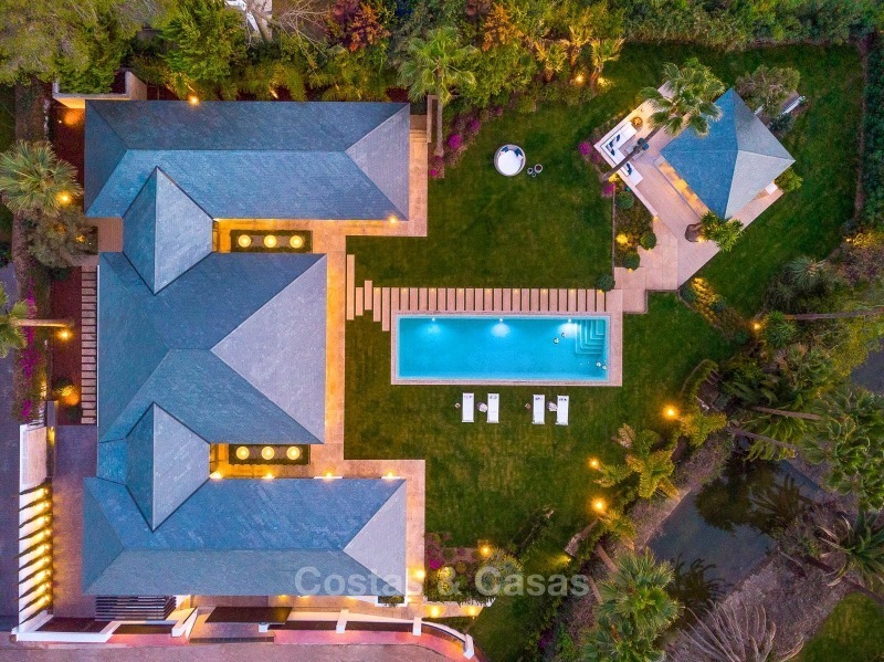 Spectaculaire, eigentijdse luxe villa te koop, eerstelijn golf in Las Brisas, Nueva Andalucia, Marbella 10644 