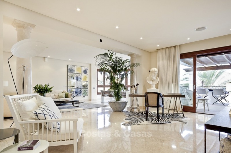 Exclusief eerstelijns strand penthouse appartement te koop met zeezicht en contemporain interieur in Los Monteros, Marbella 10652 