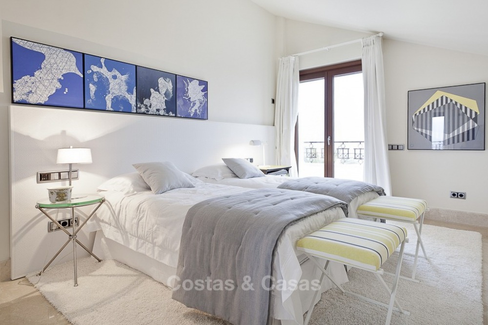 Exclusief eerstelijns strand penthouse appartement te koop met zeezicht en contemporain interieur in Los Monteros, Marbella 10657