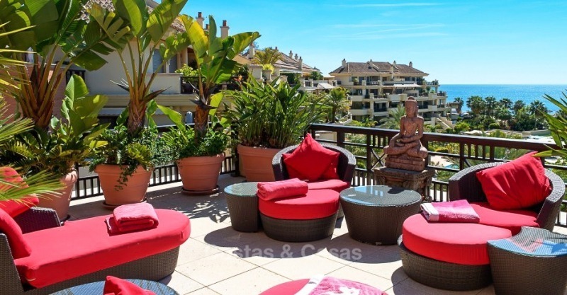Exclusief eerstelijns strand penthouse appartement te koop met zeezicht in Puerto Banus, Marbella 10670 