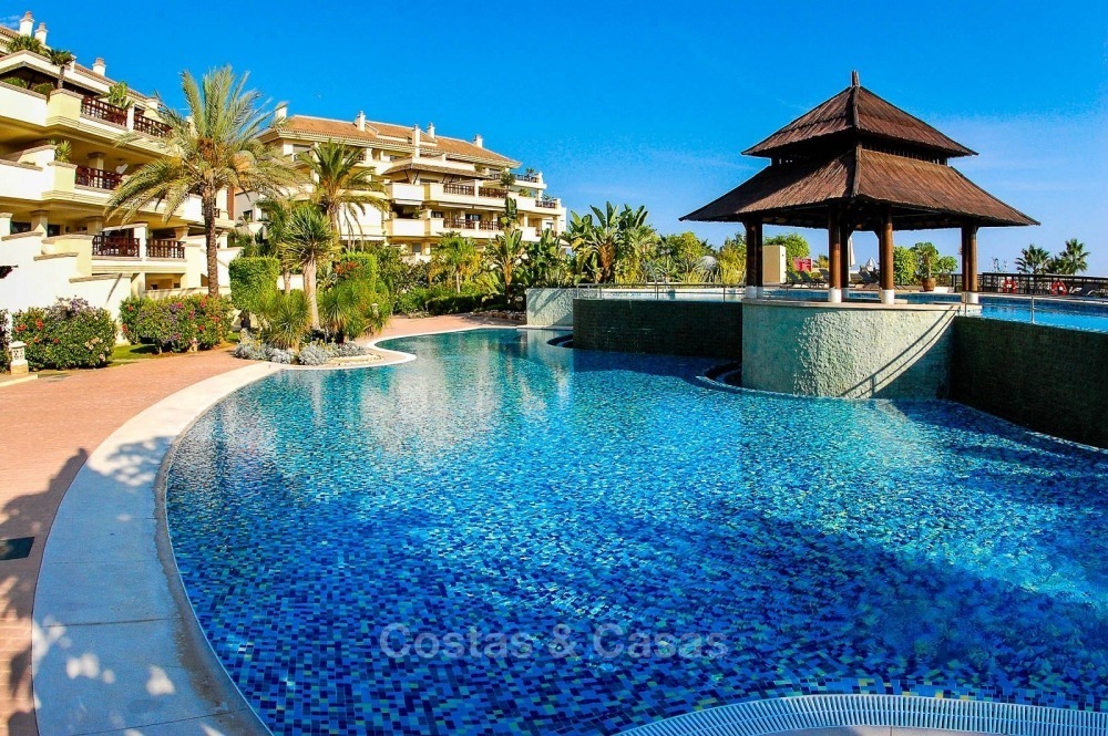 Exclusief eerstelijns strand penthouse appartement te koop met zeezicht in Puerto Banus, Marbella 10683