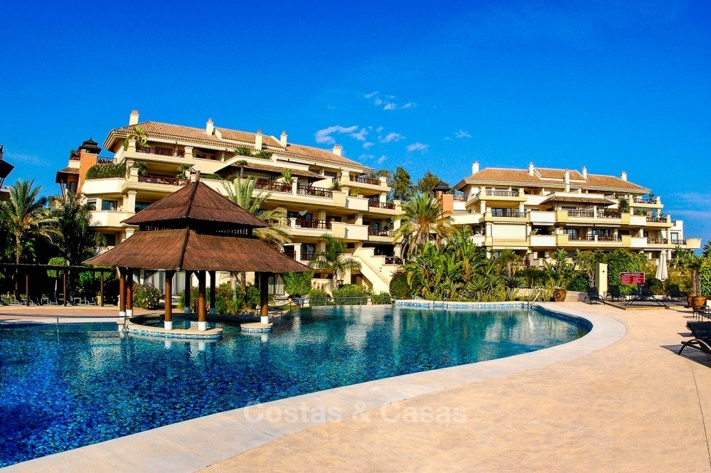 Exclusief eerstelijns strand penthouse appartement te koop met zeezicht in Puerto Banus, Marbella 10682